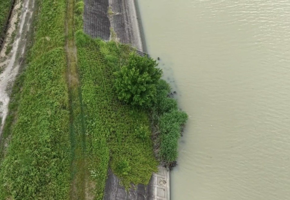 ドローンによる河川堤防の高精細空撮